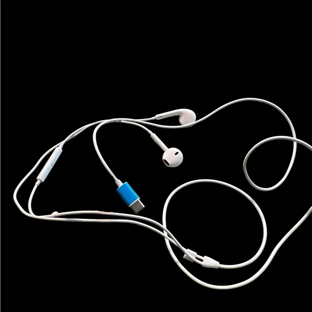 Apple White Wired Earbuds with Blue Connector